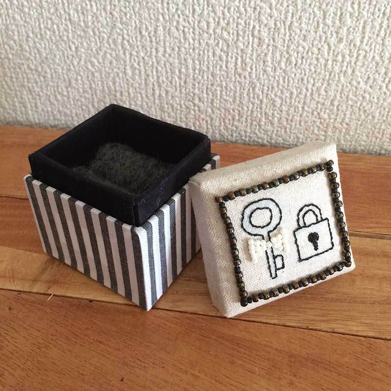 鍵とリボンの小さい布箱