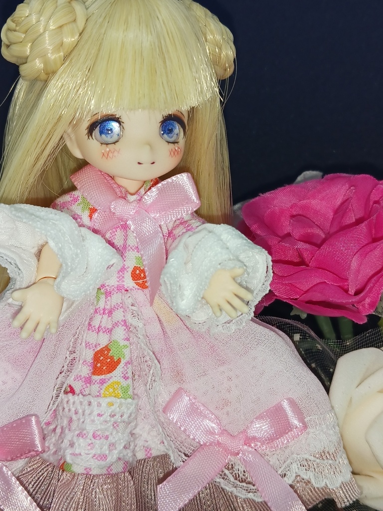 長袖いちご柄チェックワンピース　オビツ11　ブラインドドール