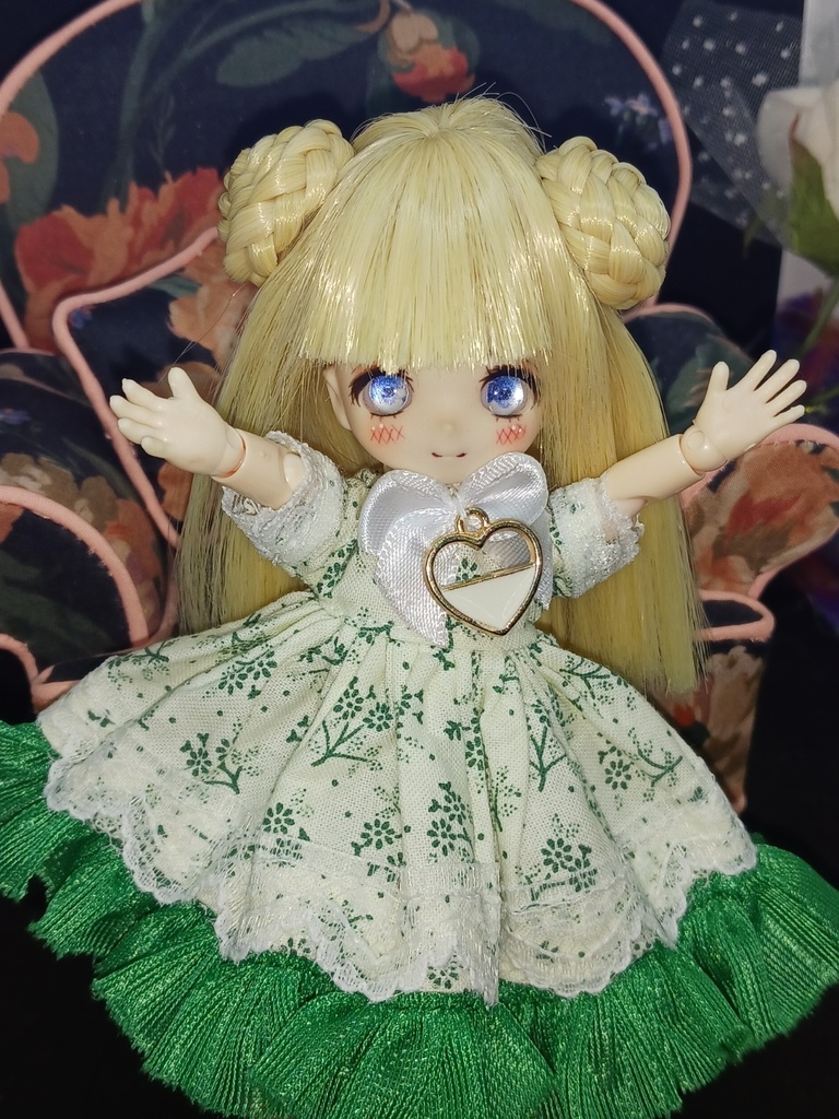 半袖緑小花ワンピース　オビツ11　ブラインドドール