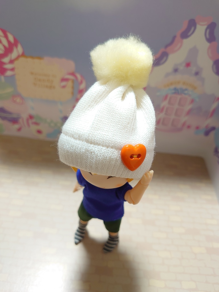 ポンポンとハートのニット帽