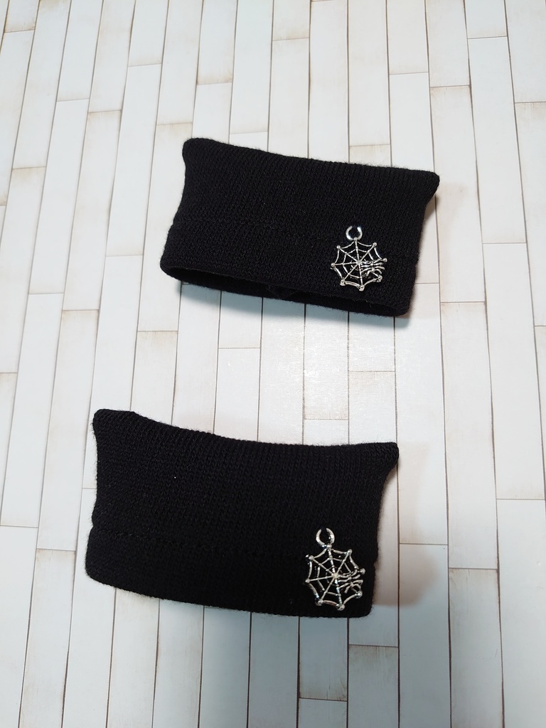 ツノ帽子(蜘蛛の巣チャーム付)