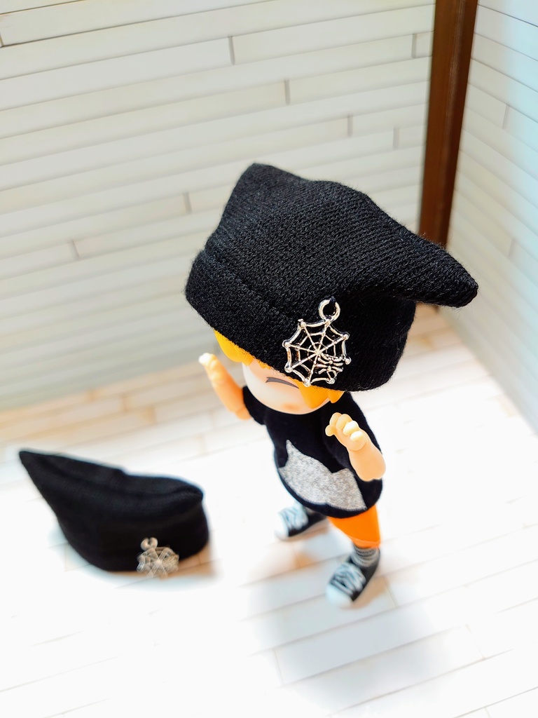 ツノ帽子(蜘蛛の巣チャーム付)
