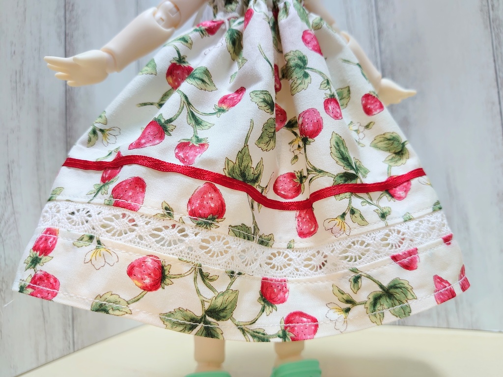 シャーリングワンピース(苺柄)