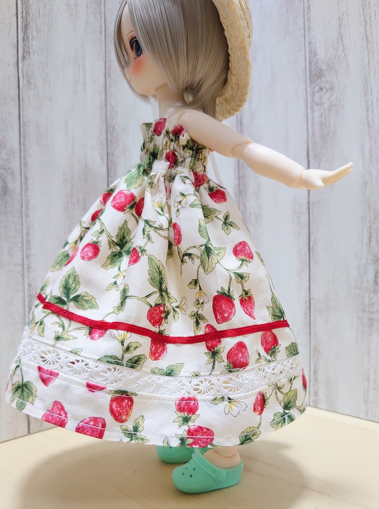 シャーリングワンピース(苺柄)