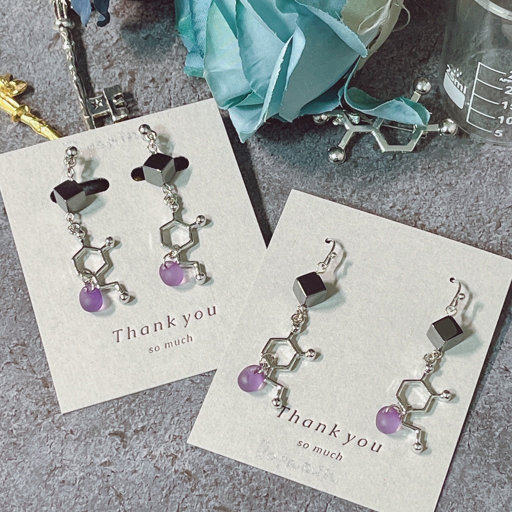 化学式耳飾り(ドーパミン)