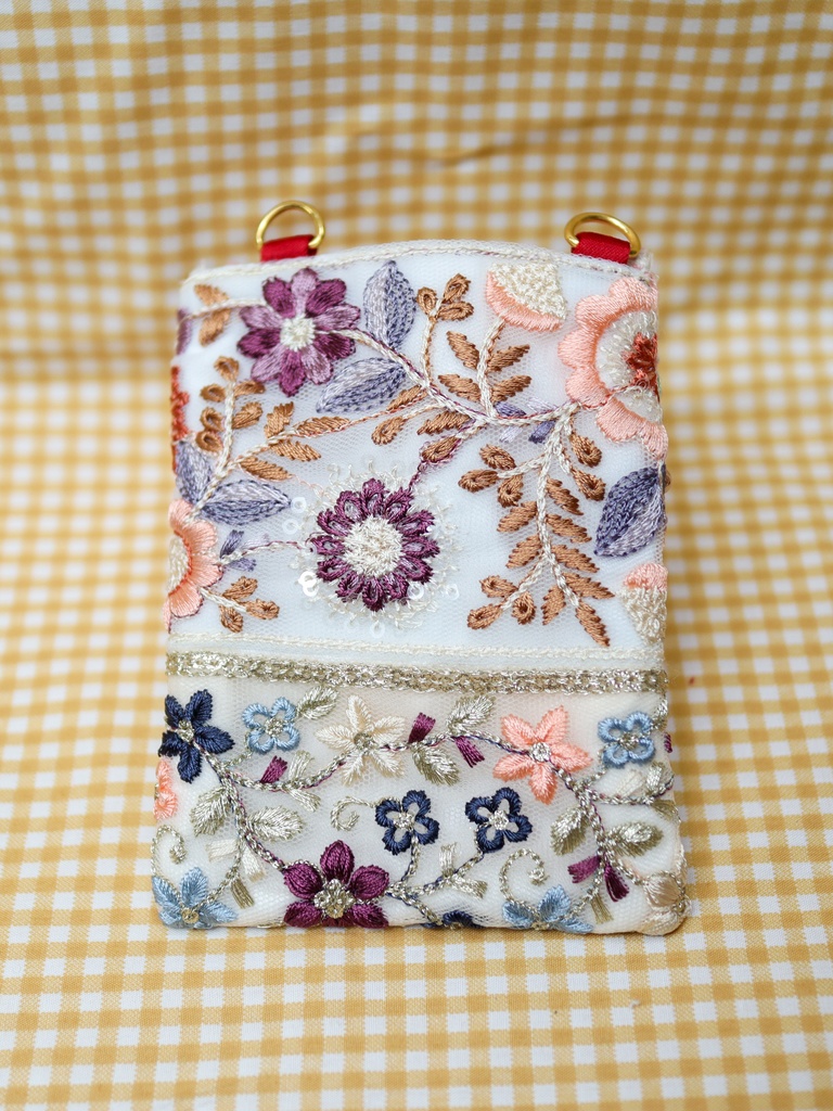 刺繍リボンのトレカケース