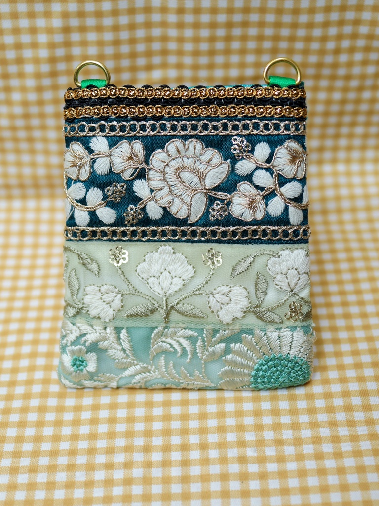 刺繍リボンのトレカケース