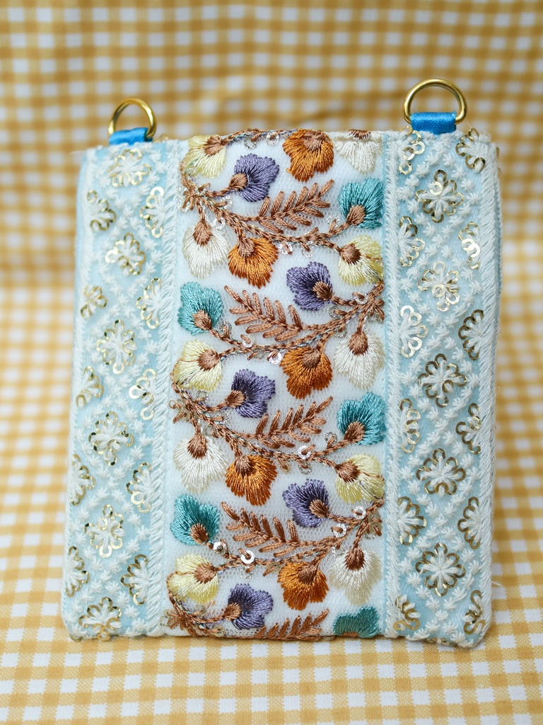 刺繍リボンのトレカケース