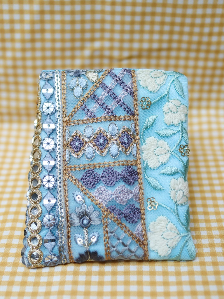 刺繍リボンのトレカケース