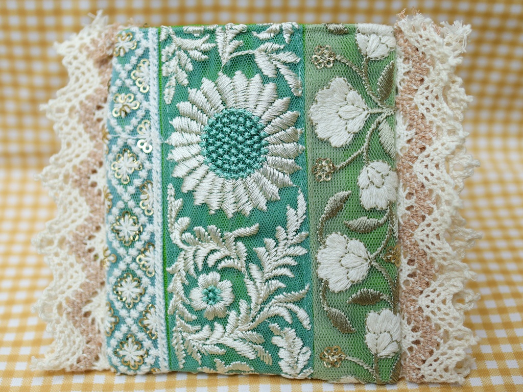 刺繍リボンのトレカケース