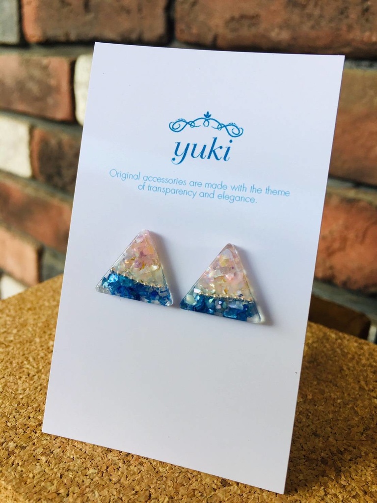 ピアス）水面下に降りそそぐ花びら