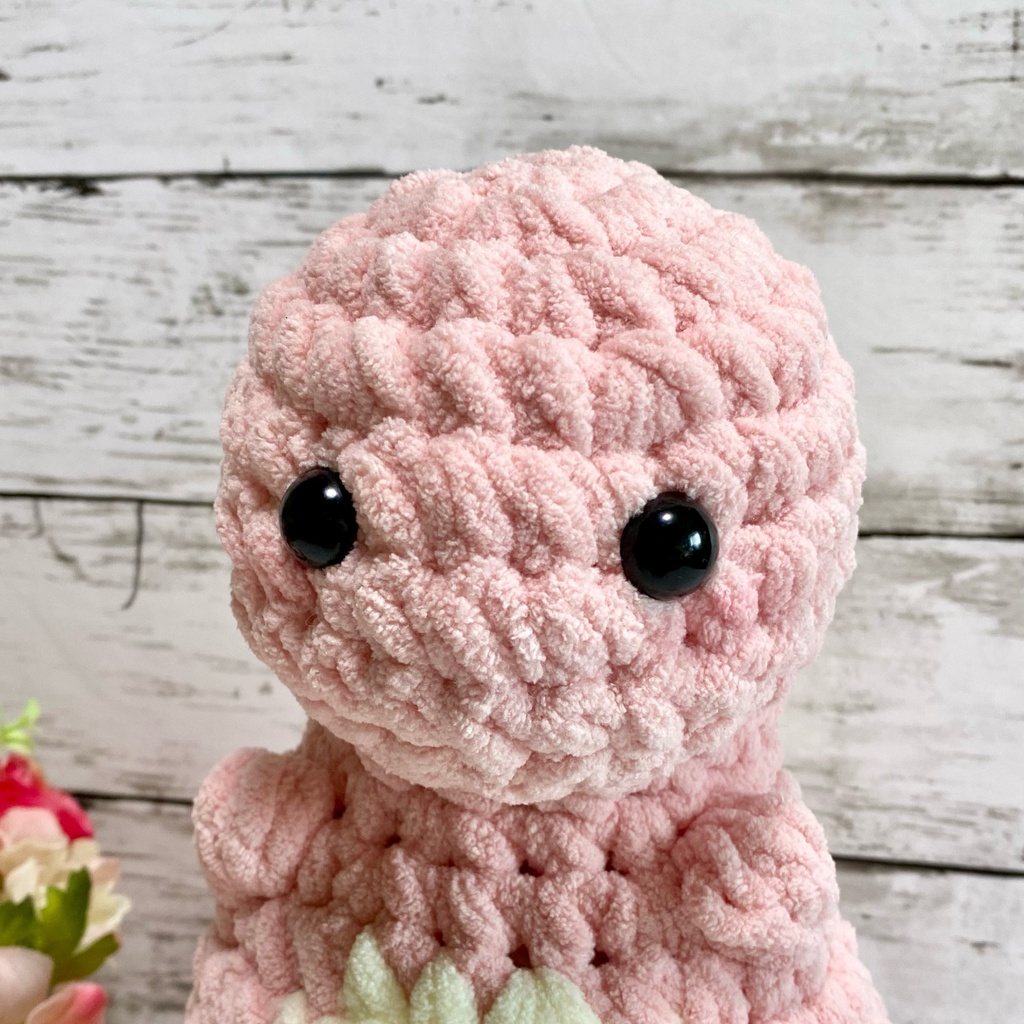 ピンクの恐竜のあみぐるみ