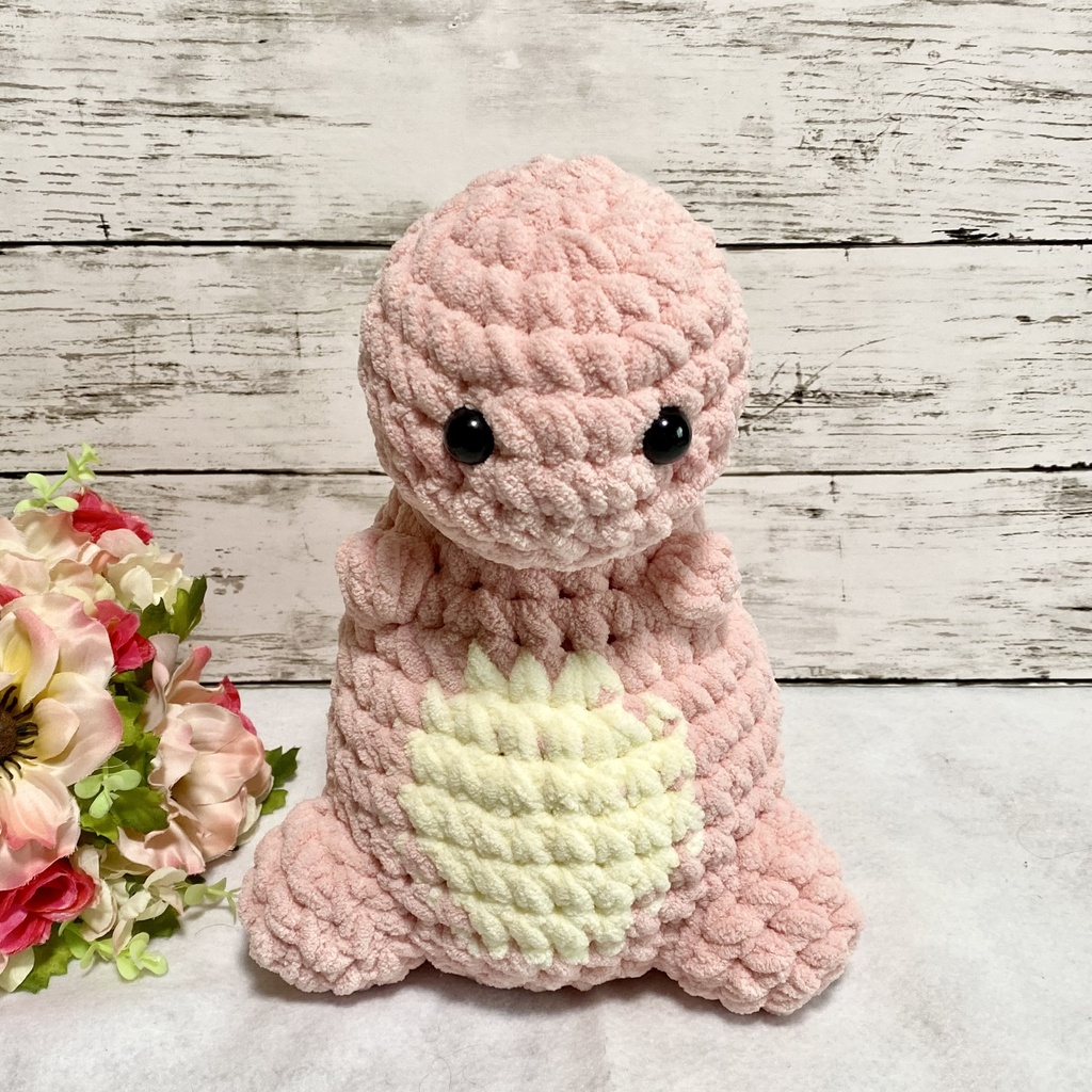 ピンクの恐竜のあみぐるみ