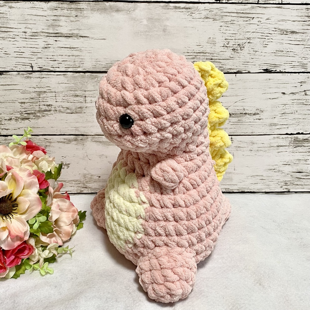 ピンクの恐竜のあみぐるみ