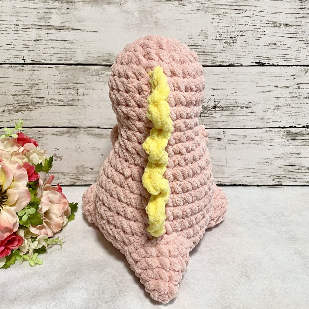 ピンクの恐竜のあみぐるみ