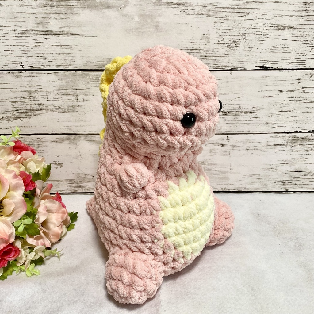 ピンクの恐竜のあみぐるみ