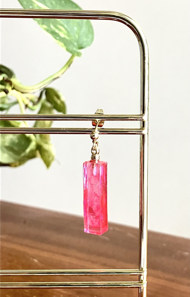 ピンク色のパーツのピアス