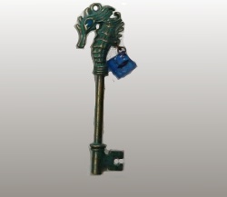 黒ブレーメンのアジトの鍵キーホルダー【グリーン（青チャーム）】