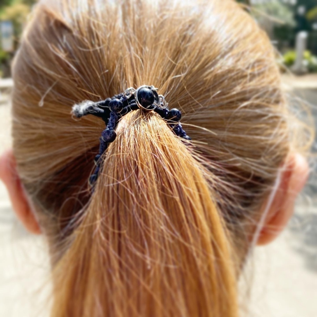 羽根のポニーフック付きマスクバンド