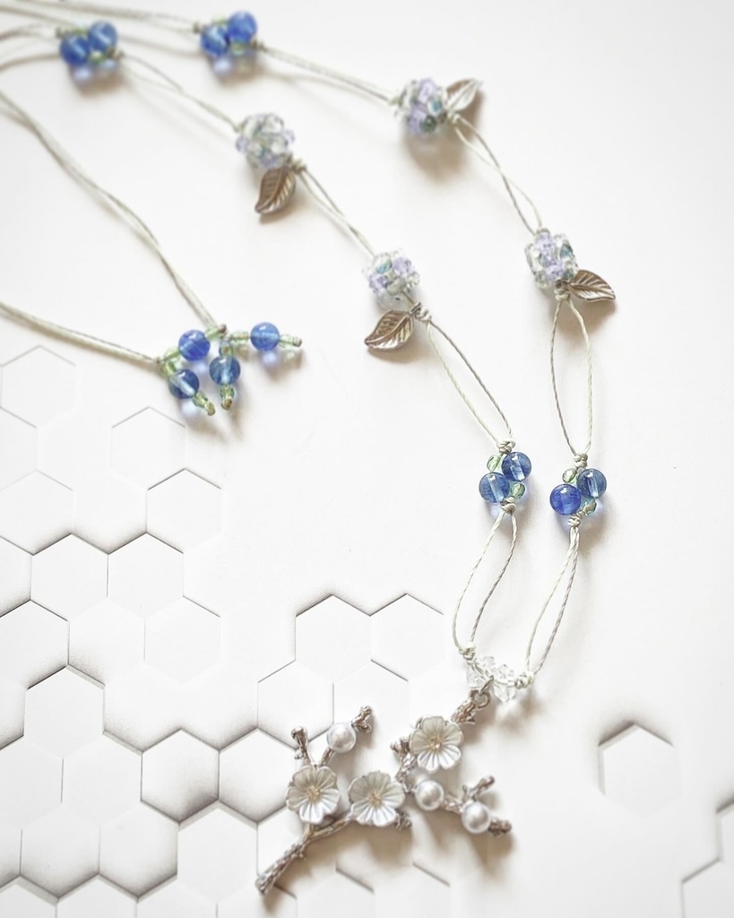 光源で姿を変える花