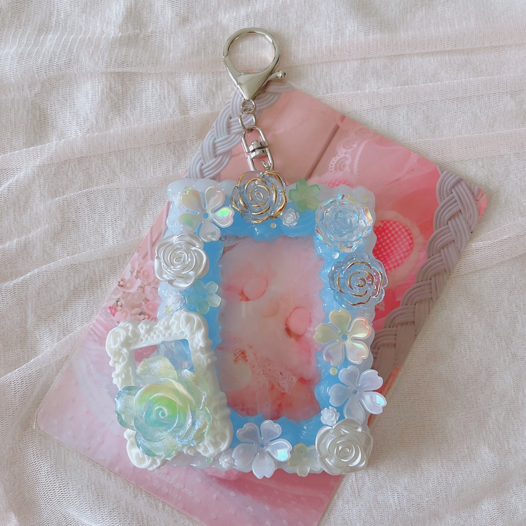 ✧*｡フェミニンなトレカケースキーホルダー✧*｡ ブルー ホワイト ホイップデコ