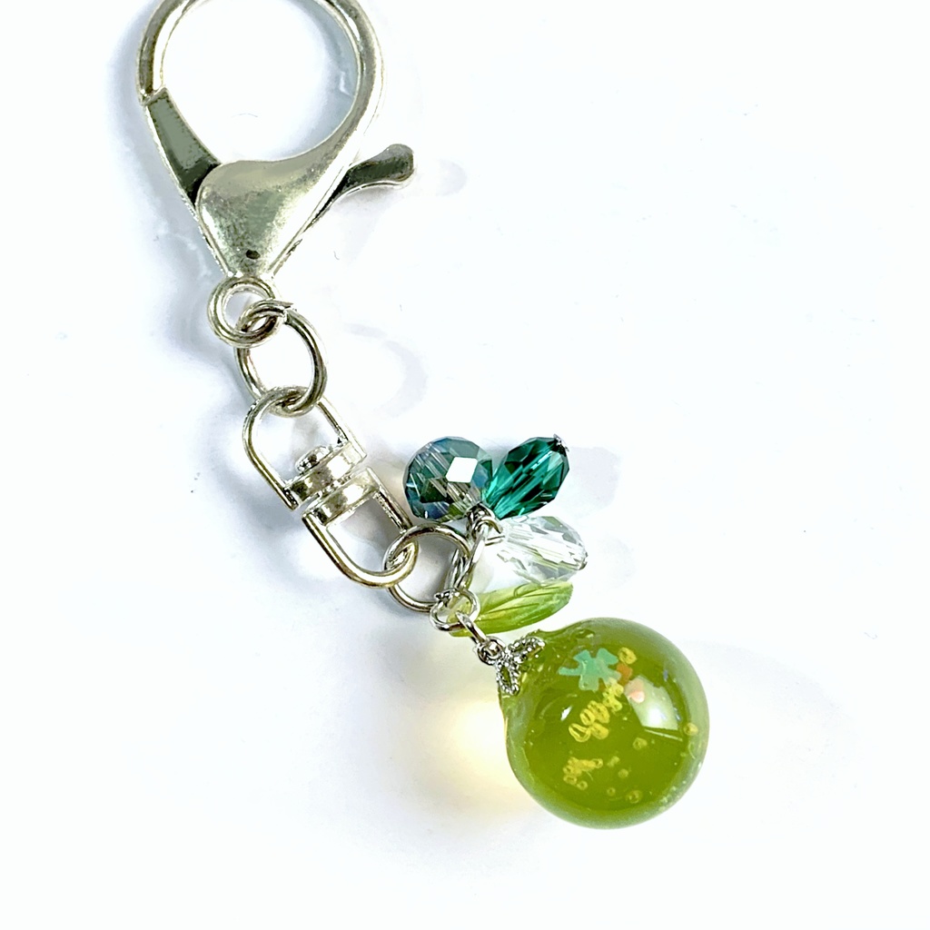 まんまる青りんごのビーズ付きキーホルダー