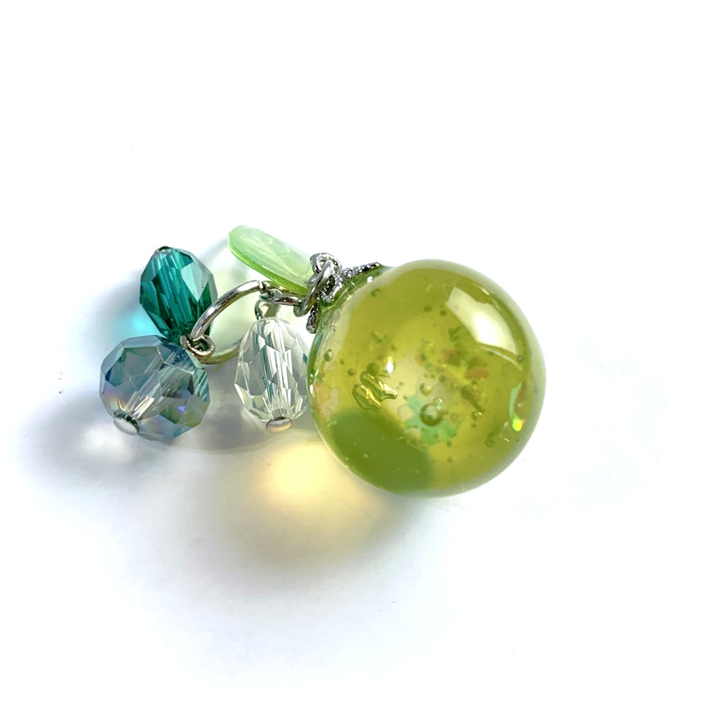 まんまる青りんごのビーズ付きキーホルダー