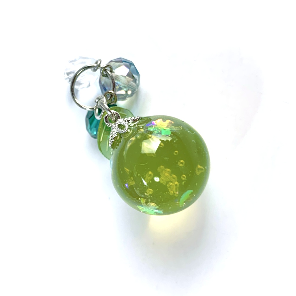 まんまる青りんごのビーズ付きキーホルダー