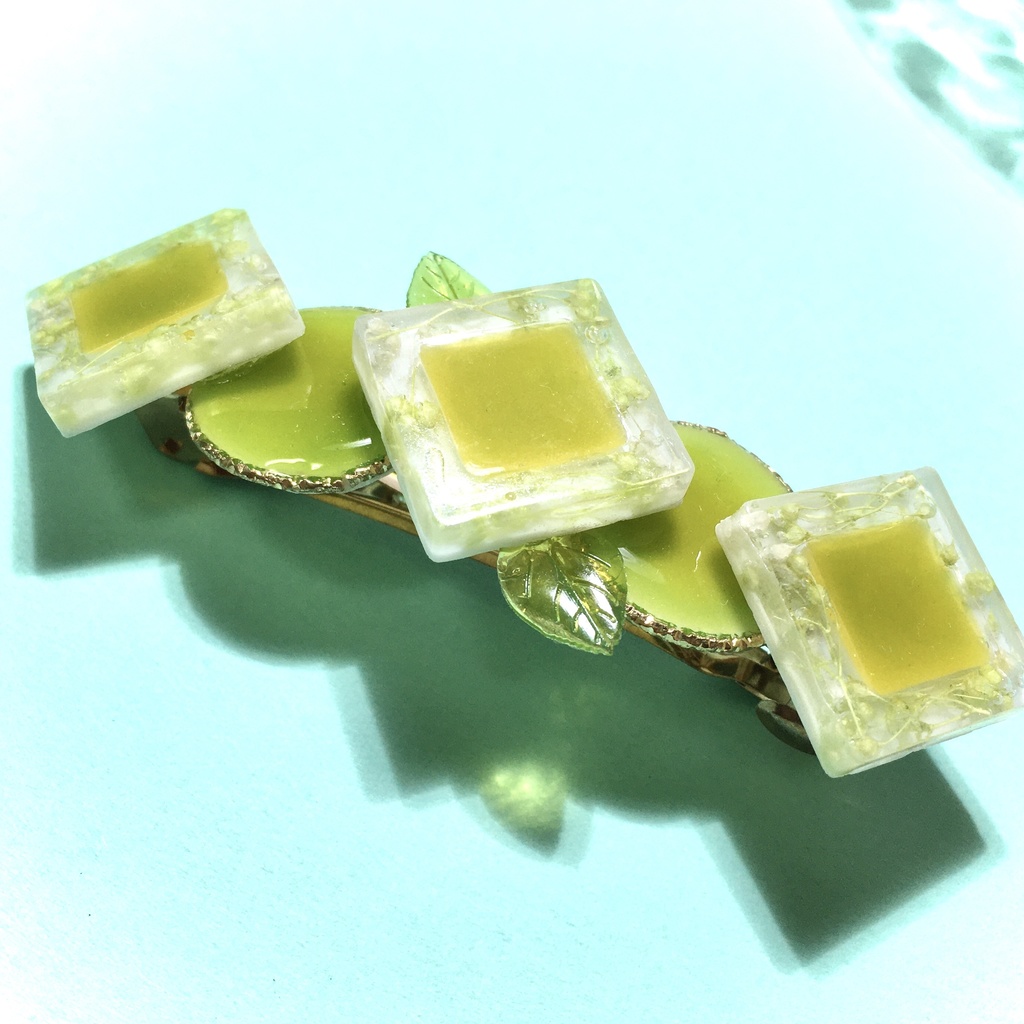 オリーブグリーンのリーフバレッタ 8cm