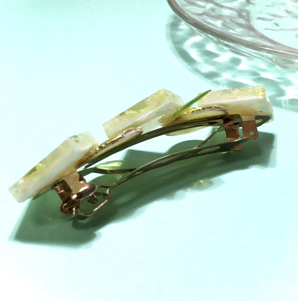 オリーブグリーンのリーフバレッタ 8cm