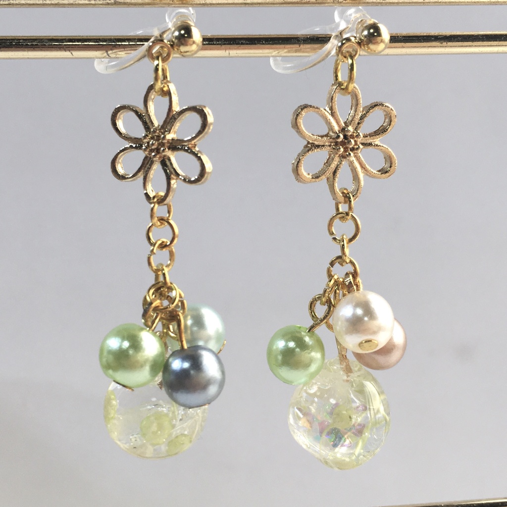 【クリスマスカラー】可憐なフラワーパールのかすみ玉イヤリング・ピアス