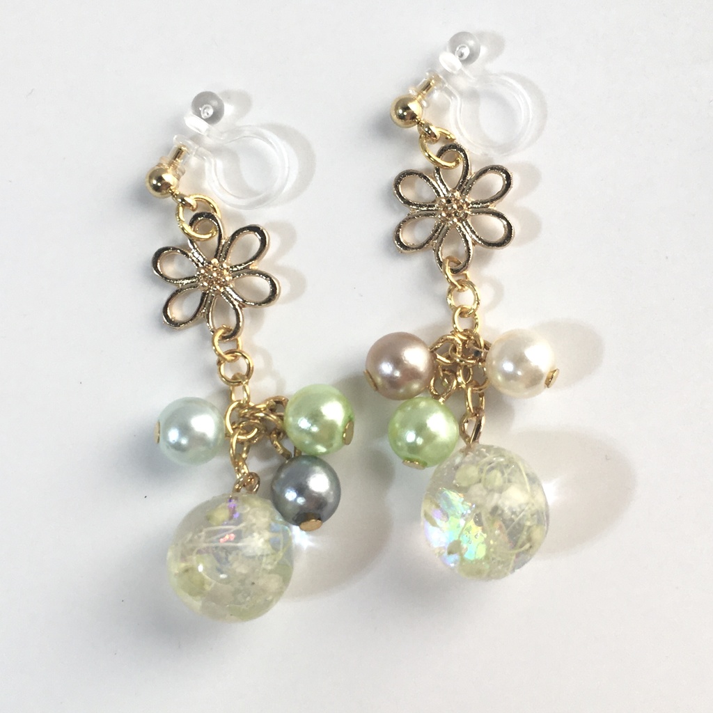 【クリスマスカラー】可憐なフラワーパールのかすみ玉イヤリング・ピアス