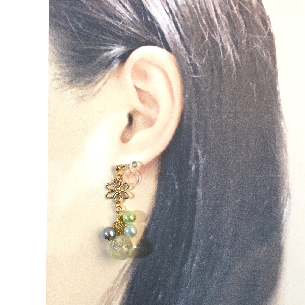 【クリスマスカラー】可憐なフラワーパールのかすみ玉イヤリング・ピアス