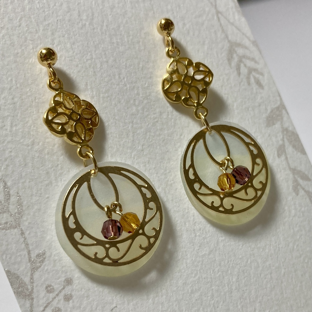 ペアカラーのイヤリング/ピアス（ゴールドカラー）