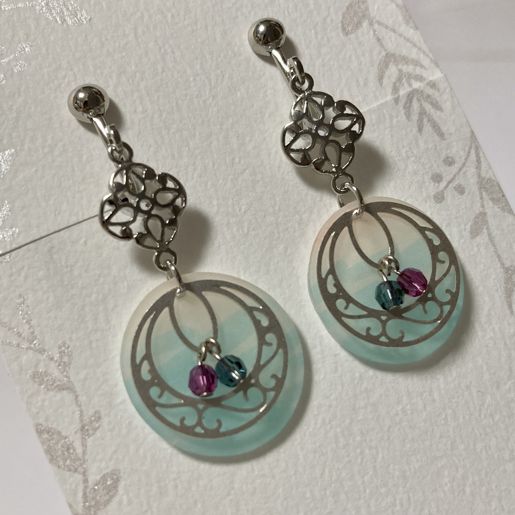 ペアカラーのイヤリング/ピアス（シルバーカラー）