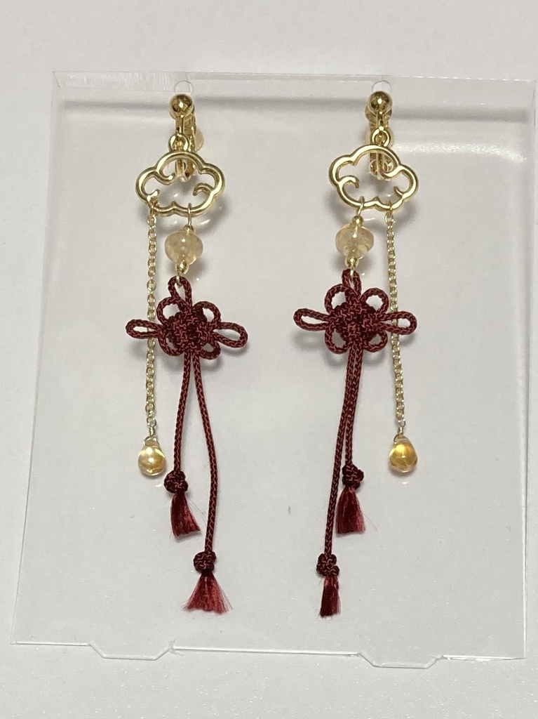 菊結び・雲・ドロップの揺れるピアス / イヤリング(ゴールドカラー)