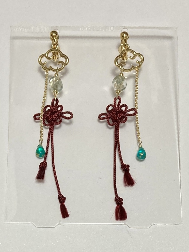 菊結び・雲・ドロップの揺れるピアス / イヤリング(ゴールドカラー)