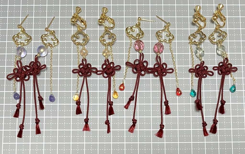 菊結び・雲・ドロップの揺れるピアス / イヤリング(ゴールドカラー)