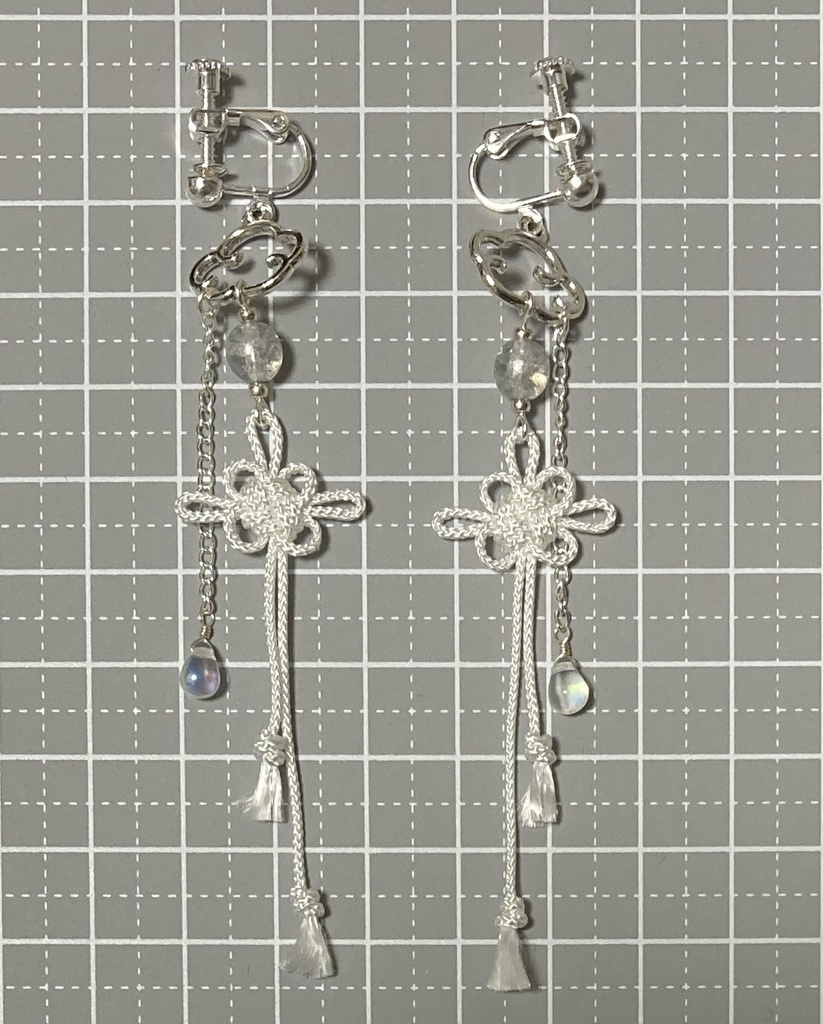 菊結び・雲・ドロップの揺れるイヤリング(ホワイトシルバーカラー)