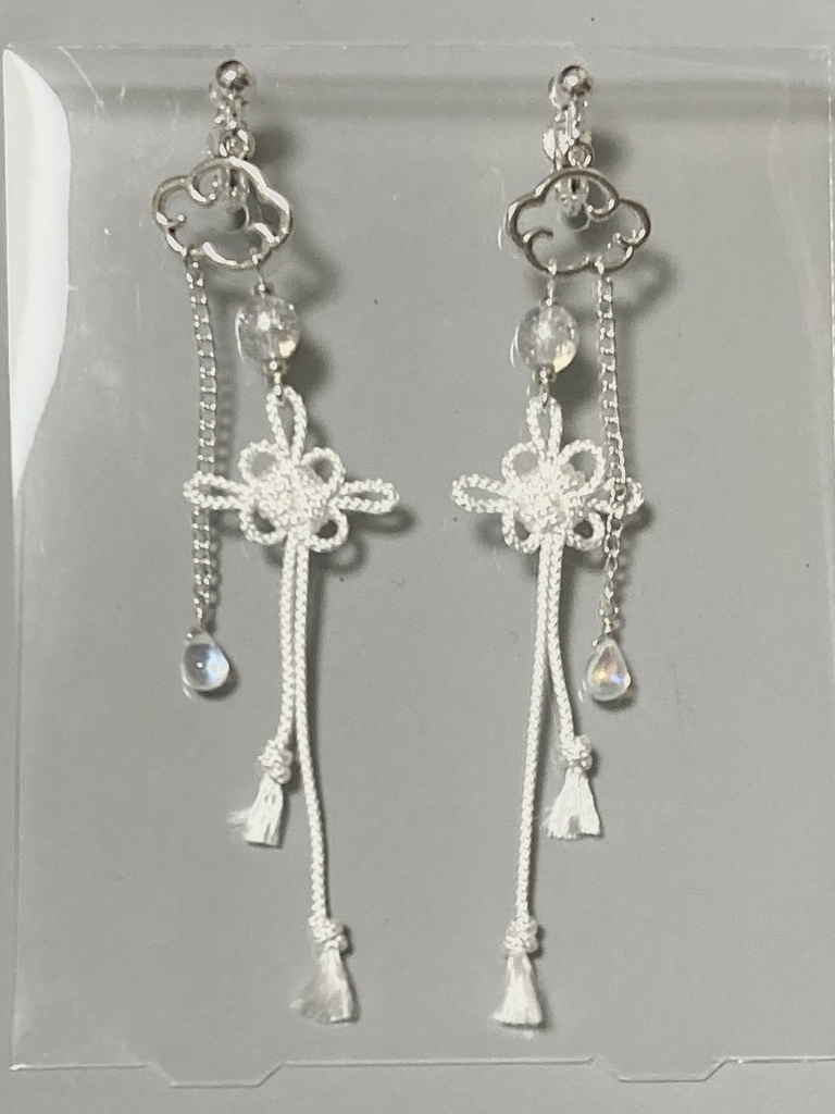 菊結び・雲・ドロップの揺れるイヤリング（ホワイトシルバーカラー）