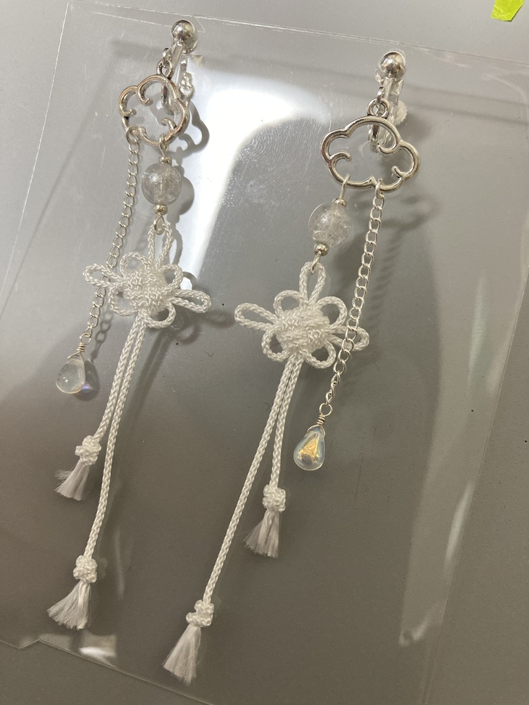 菊結び・雲・ドロップの揺れるイヤリング(ホワイトシルバーカラー)