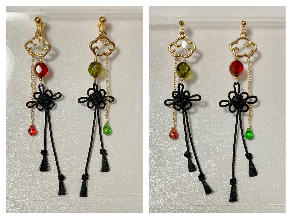 菊結び・雲・ドロップの揺れるイヤリング（黒紐・ゴールドカラー）