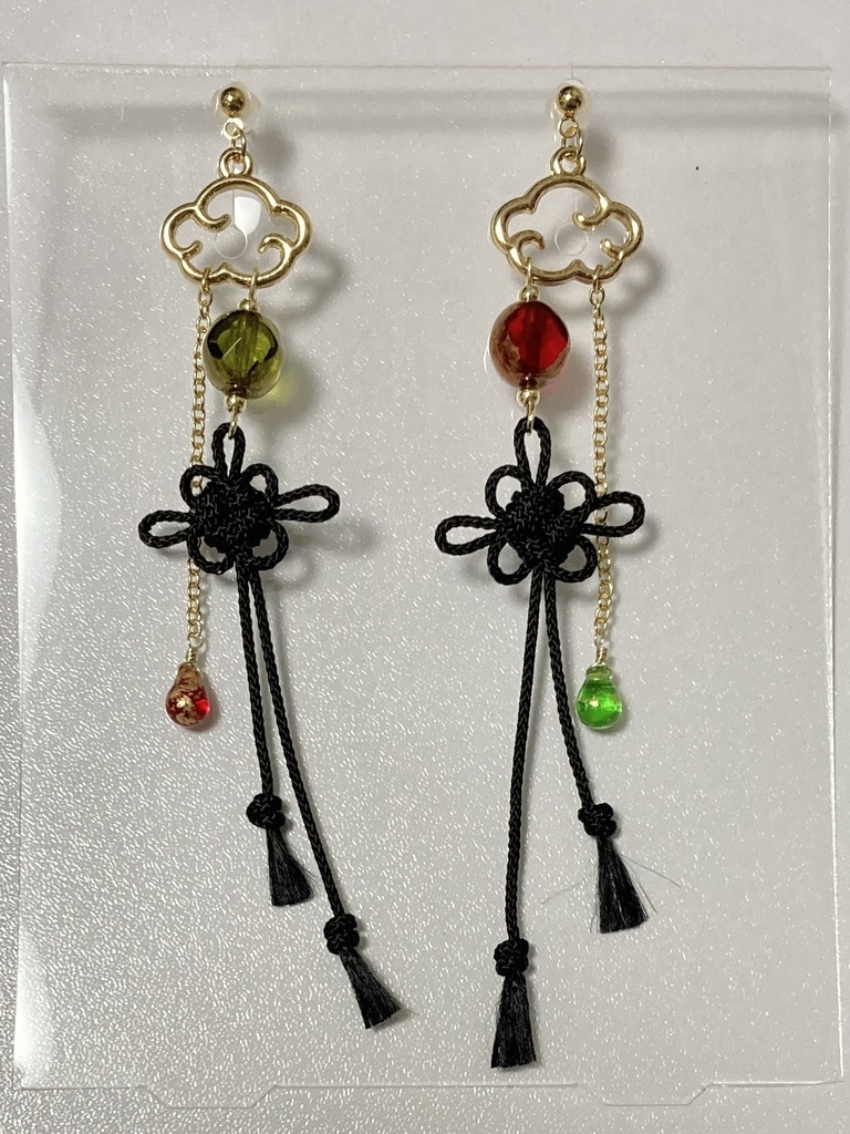 菊結び・雲・ドロップの揺れるイヤリング(黒紐・ゴールドカラー)