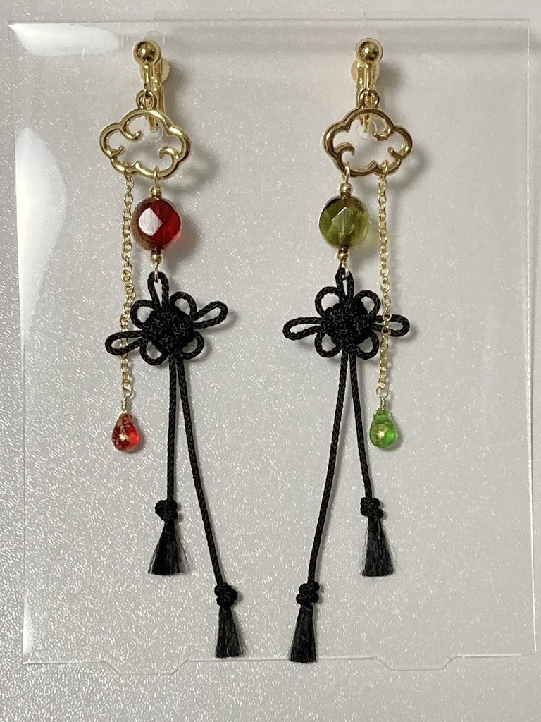 菊結び・雲・ドロップの揺れるイヤリング(黒紐・ゴールドカラー)