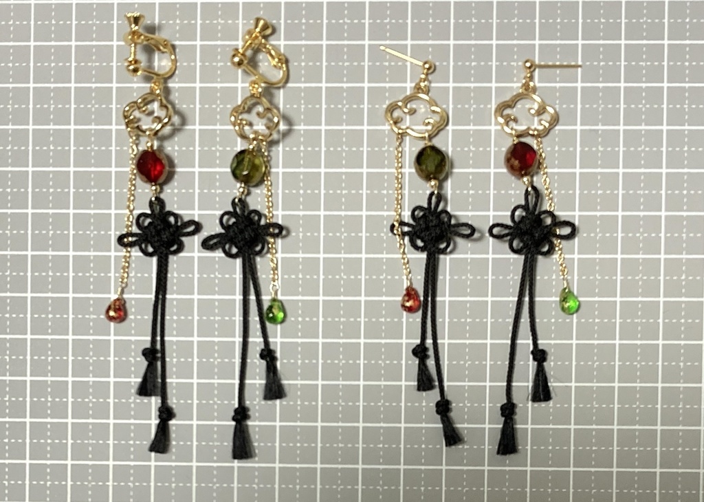 菊結び・雲・ドロップの揺れるイヤリング(黒紐・ゴールドカラー)