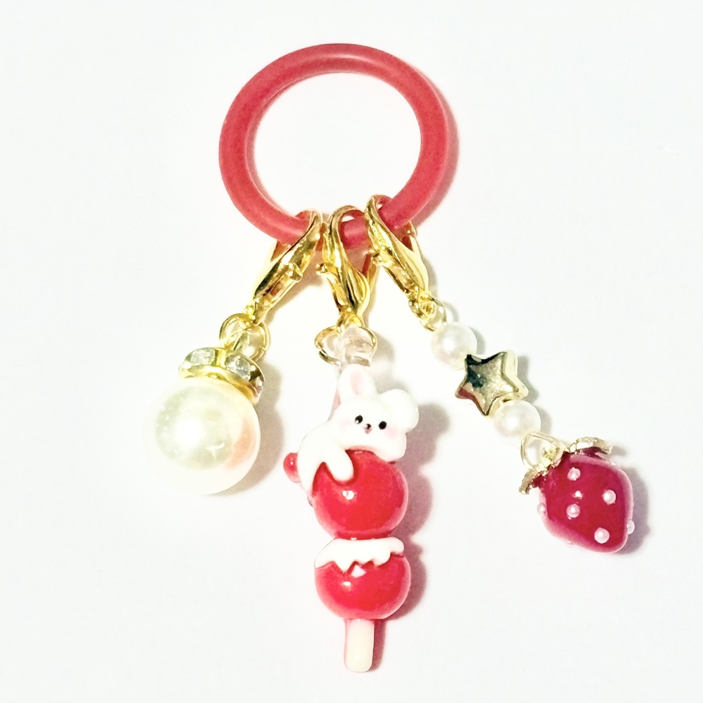 【ハンドメイド品】めじるしアクセサリー　うさぎさんと赤いいちご
