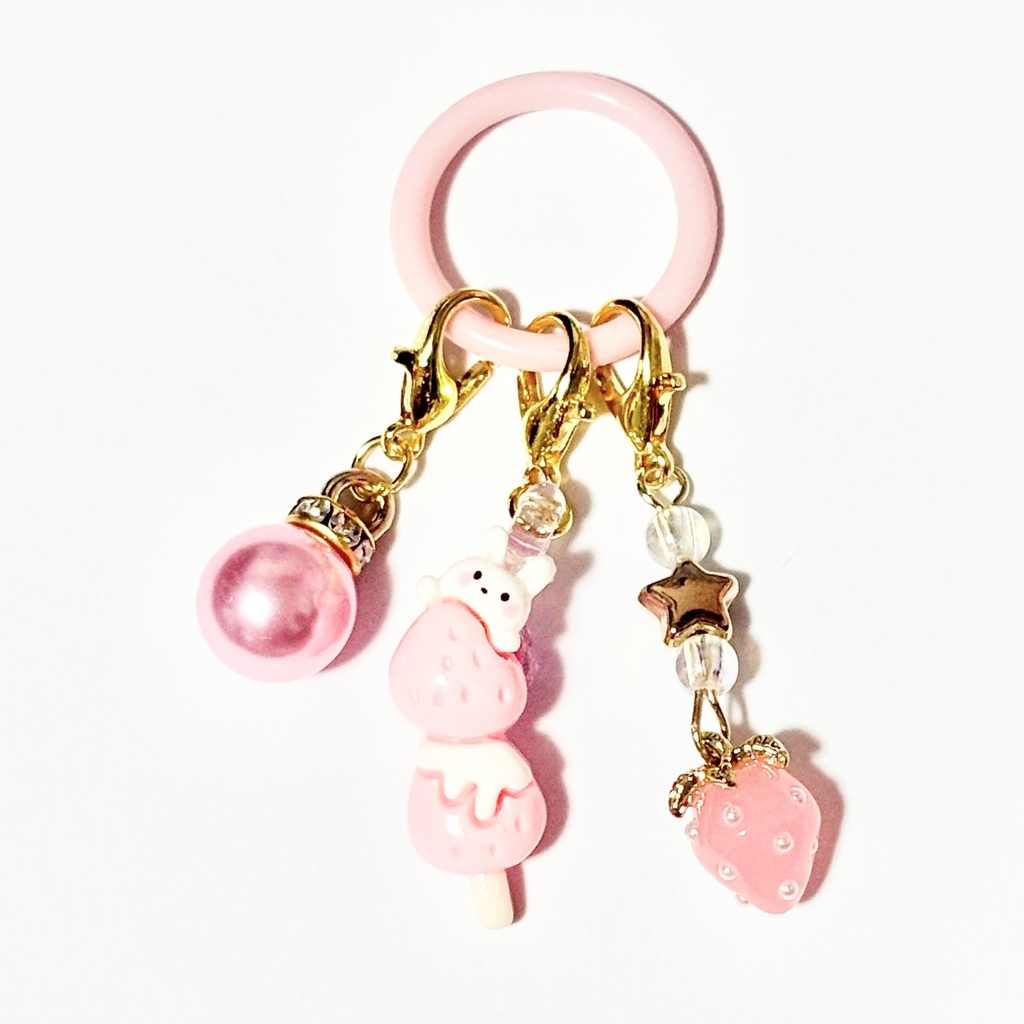 【ハンドメイド品】めじるしアクセサリー　うさぎさんとパステルピンクのいちご