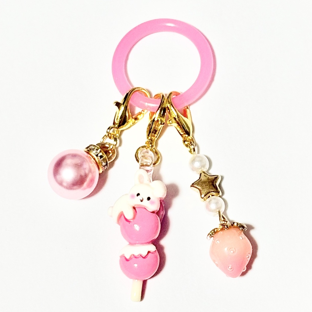【ハンドメイド品】めじるしアクセサリー　うさぎさんとピンクのいちご