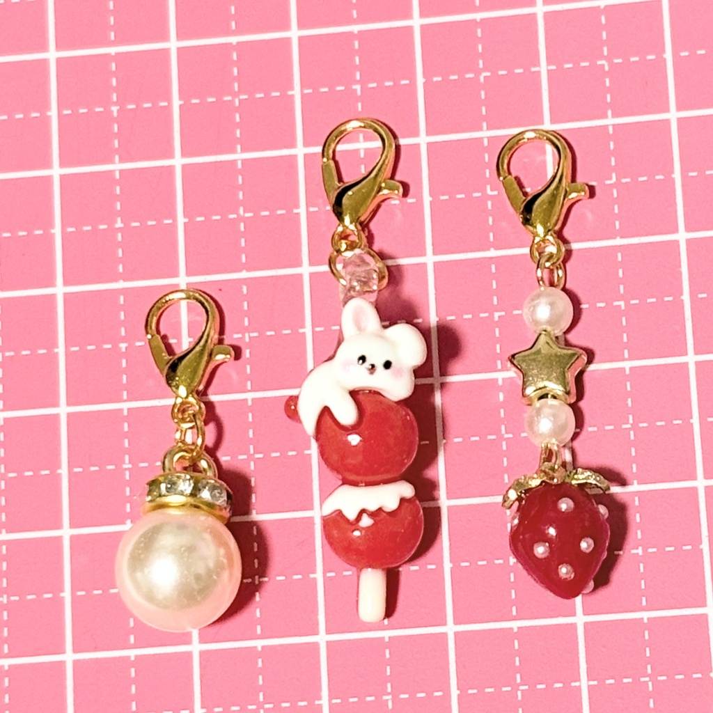 【ハンドメイド品】めじるしアクセサリー うさぎさんとピンクのいちご