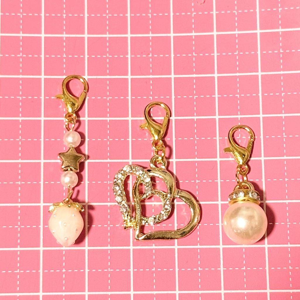 【ハンドメイド品】めじるしアクセサリー キラキラハートと白いいちご